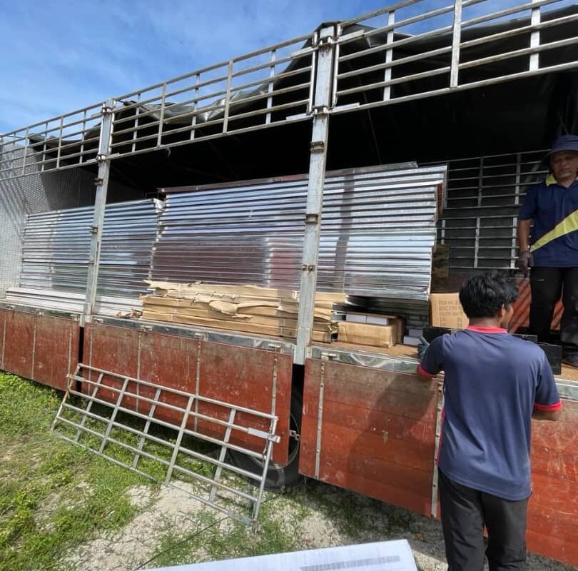 proses mengangkut komponen prefab ke dalam lori.