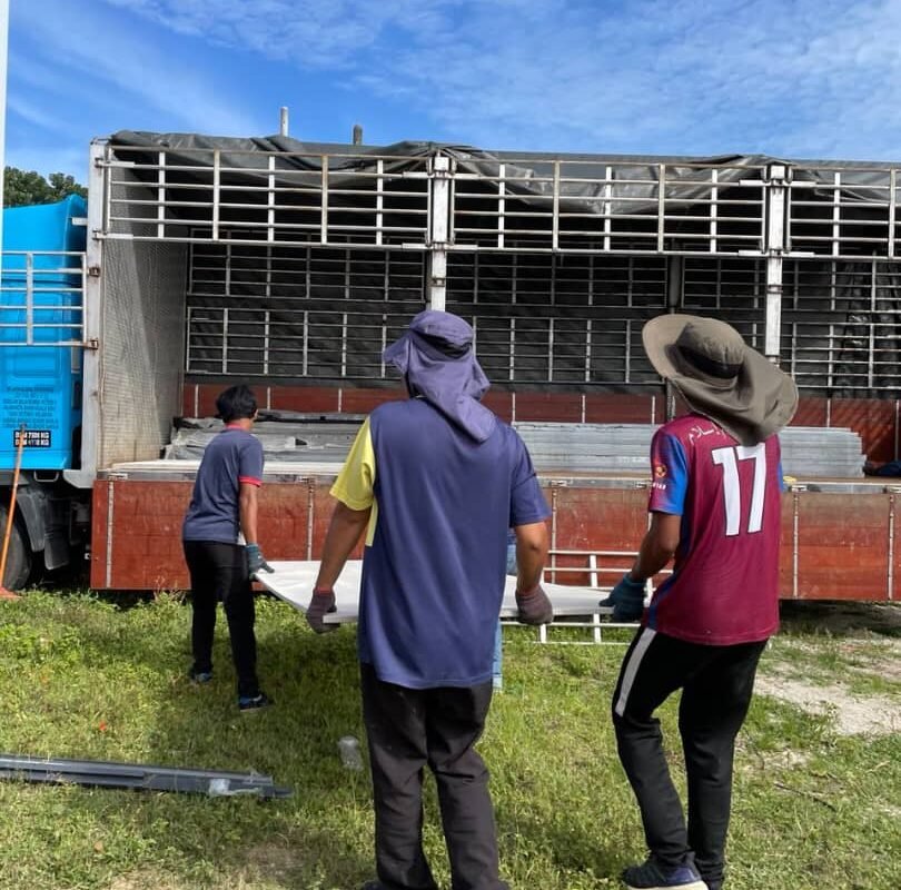 penghantaran komponen Prefab Modular menggunakan lori.