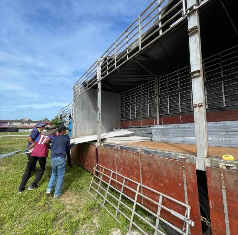 proses mengangkut komponen prefab ke dalam lori.