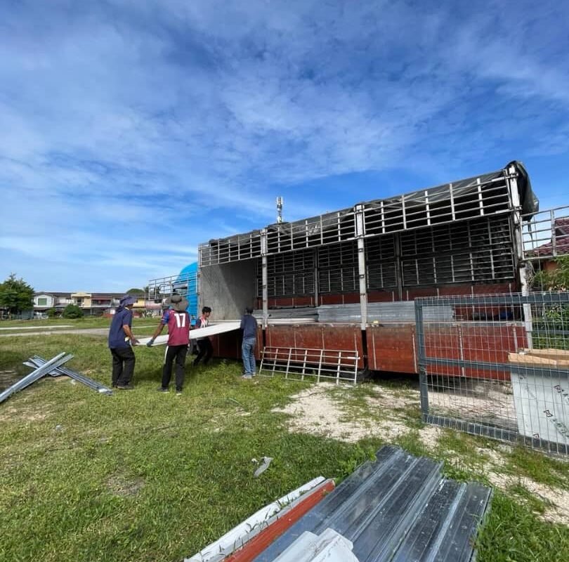 proses mengangkut komponen prefab ke dalam lori.