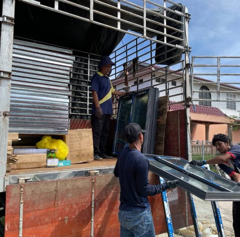 proses mengangkut komponen prefab ke dalam lori.