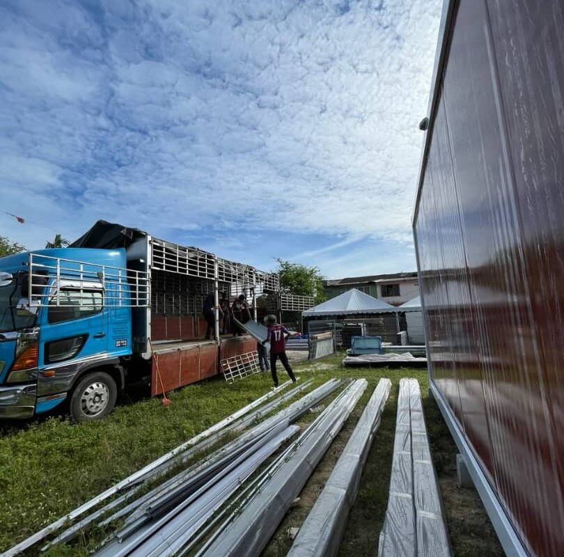 proses mengangkut komponen prefab ke dalam lori.