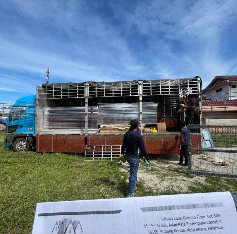 proses mengangkut komponen prefab ke dalam lori.